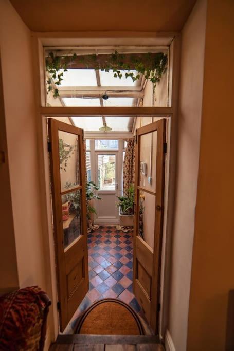 Glenroy Arts Gallery Meets Living Space Кардиф Екстериор снимка